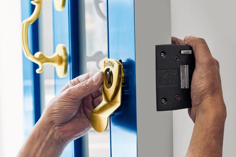 locksmith fixing lock